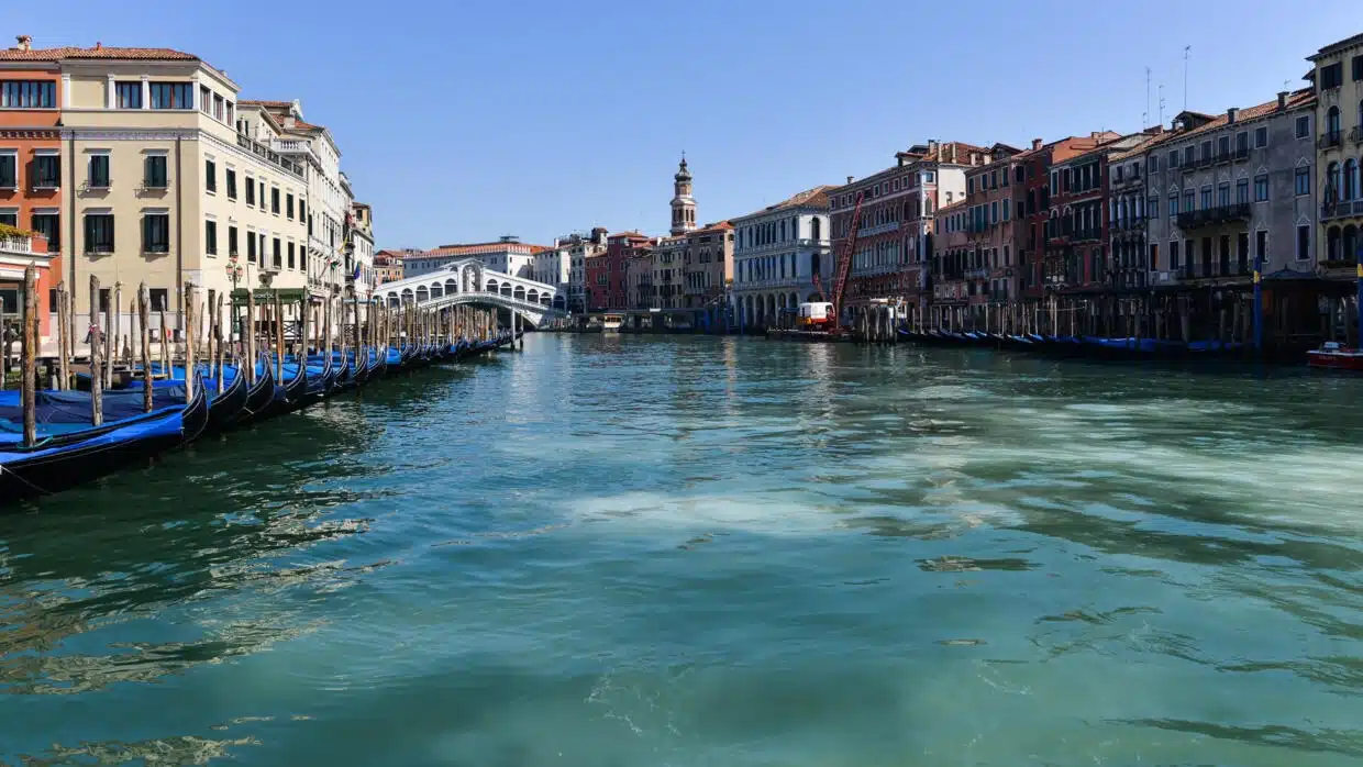 Venice canals clear as coronavirus leaves city tourist free - RFI