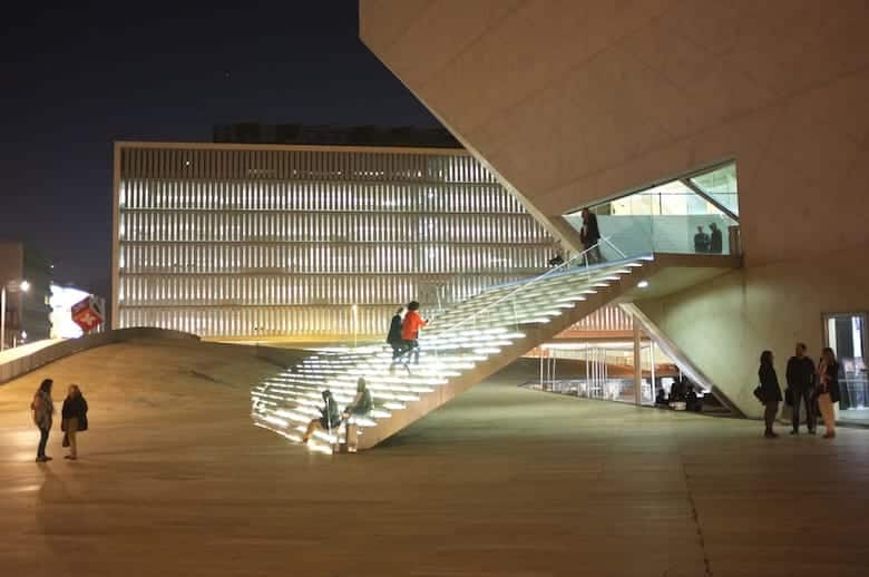 Case de Musica by night