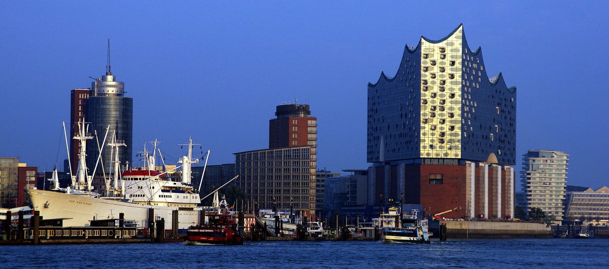 Hamburger Hafen Skyline - by Frerk Meyer