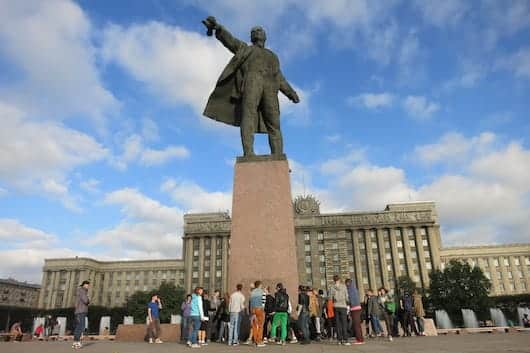 "Dancing Lenin" with breakdancing kids
