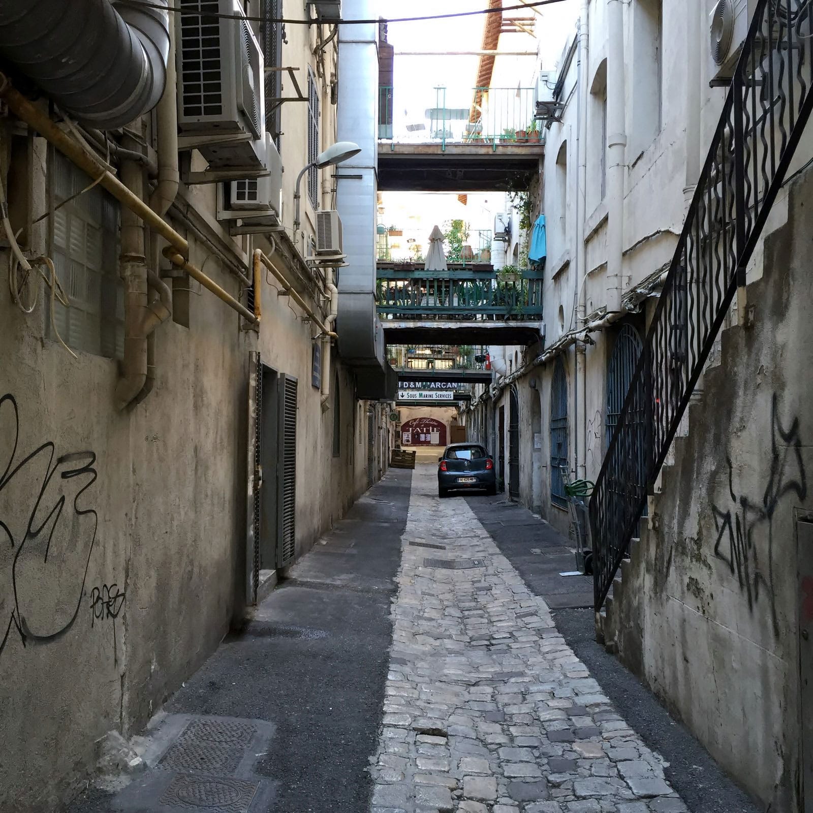 An alley in the Old Port - by Edoardo Parenti