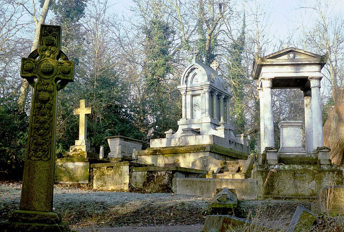 Nunhead Cemetery London (by Richard Fisher)