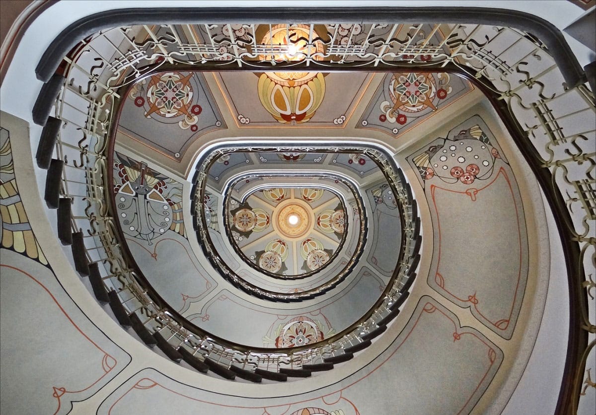 The staircase of an art nouveau building - Jean-Pierre Dalbéra